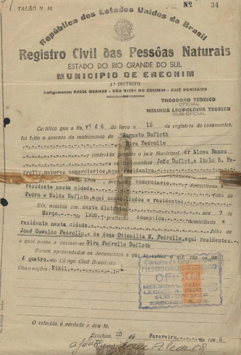 Certidão de casamento de Augusto Dufloth, filho de Pedro e Hulda Dufloth, com Sira Pedrollo, filha de José Oswaldo Pedrollo e Ottonilia M. Pedrollo, registrada no Registro Civil de Erechim (RS).