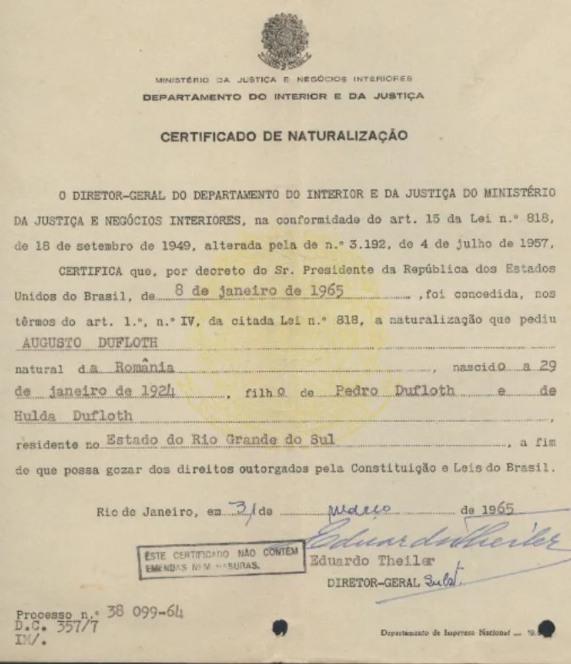 Certificado de naturalização brasileira de Augusto Dufloth, natural da Romênia, nascido em 29 de janeiro de 1924, filho de Pedro e Hulda Dufloth. Concedido por decreto de 8 de janeiro de 1965; compromisso prestado em Erechim em 22 de junho de 1965.
