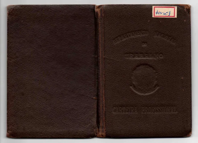 Carteira profissional (Departamento Nacional do Trabalho) de Augusto Dufloth, emitida em Erechim por volta de 1942 — registro do comerciário que ele foi ao longo da vida na cidade.