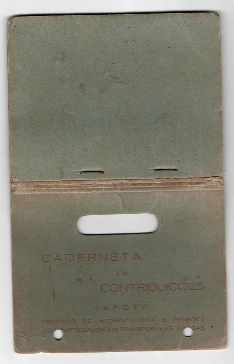 Caderneta de contribuições do Instituto de Aposentadoria e Pensões dos Empregados em Transportes e Cargas (IAPETC), em nome de Augusto Dufloth.