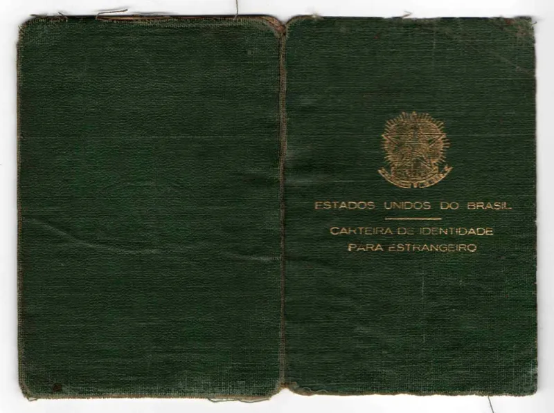 Carteira de identidade para estrangeiro (Estados Unidos do Brasil) de Augusto Dufloth, filho de Pedro e Hulda Dufloth, nascido em 1924 em Blumental, Bessarábia. Encadernação em tecido verde com brasão dourado.
