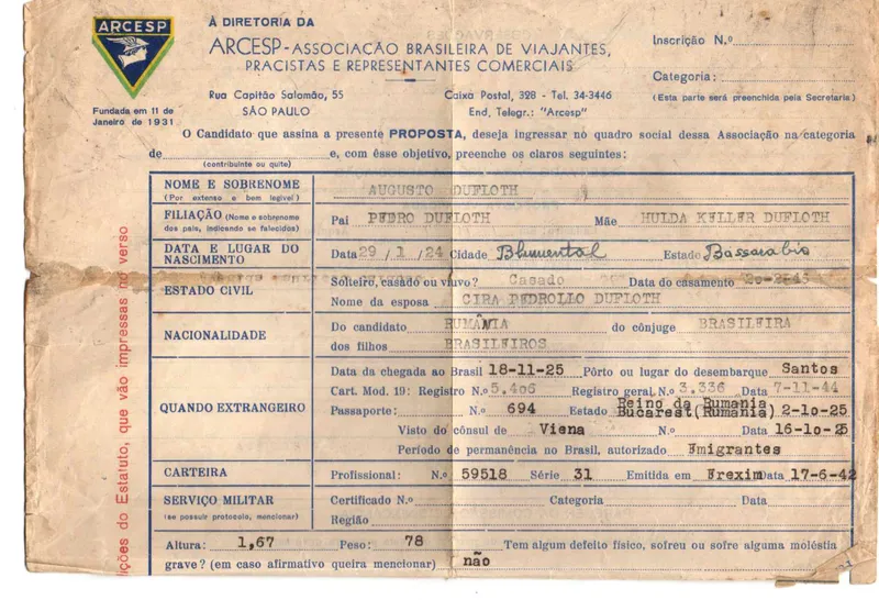 Ficha de proposta de ingresso na ARCESP (Associação Brasileira de Viajantes, Pracistas e Representantes Comerciais), preenchida por Augusto Dufloth. Reúne dados de filiação, nascimento (29/1/1924, Blumental), chegada ao Brasil (18/11/1925, em Santos) e do passaporte nº 694.
